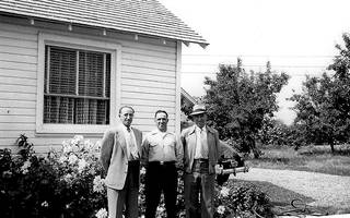 Ontario, Oregonen, Jose eta Juan Egurrola Egurrola anaiak, eta erdian Jose Maria Lizundia Garramiola