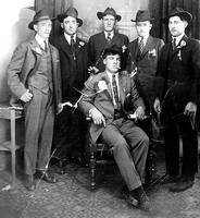 Amerikako Estatu Batuetan, ezkontzarako gonbidatutako gizon taldea.