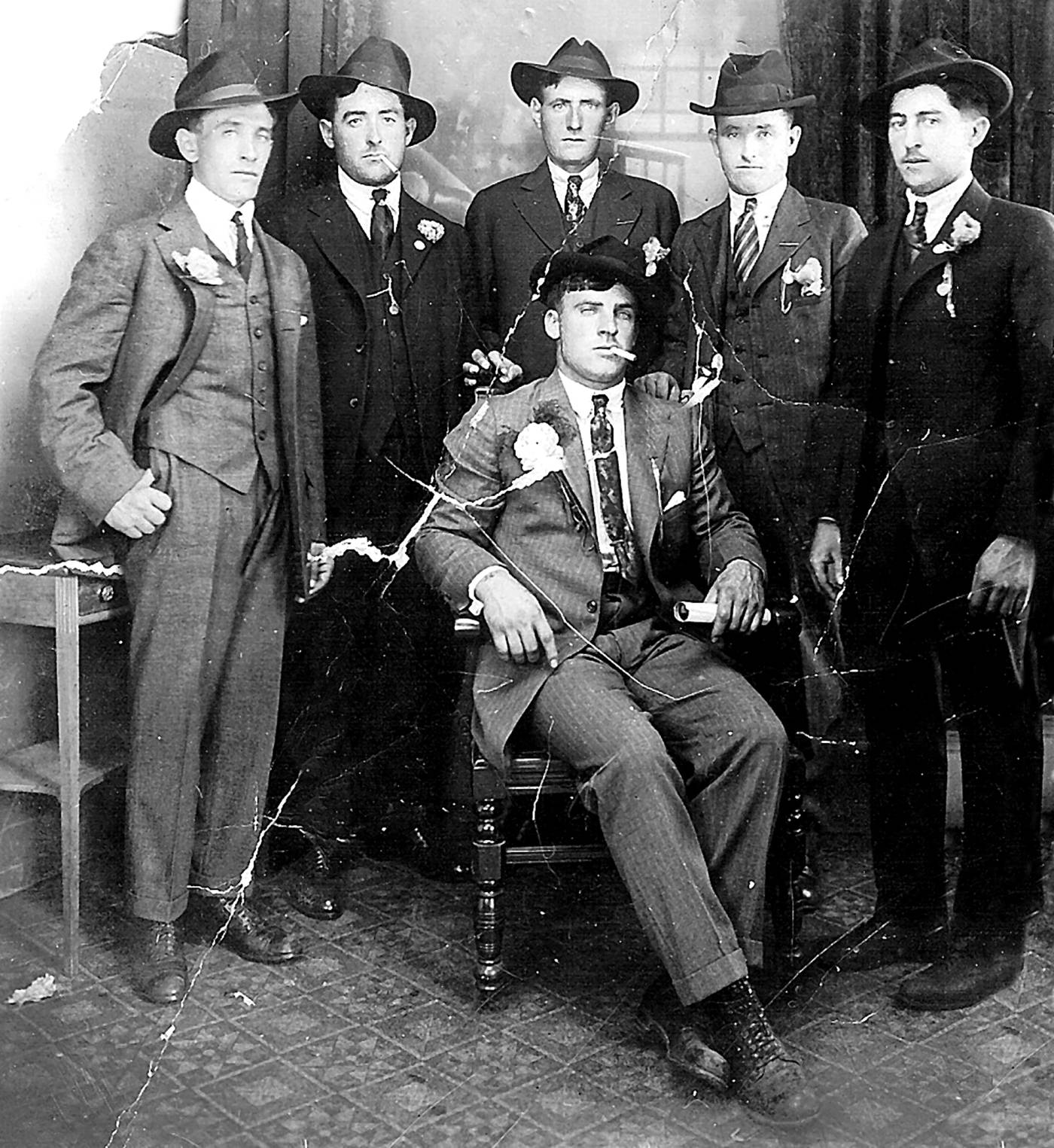 Amerikako Estatu Batuetan, ezkontzarako gonbidatutako gizon taldea. [Argazkia]