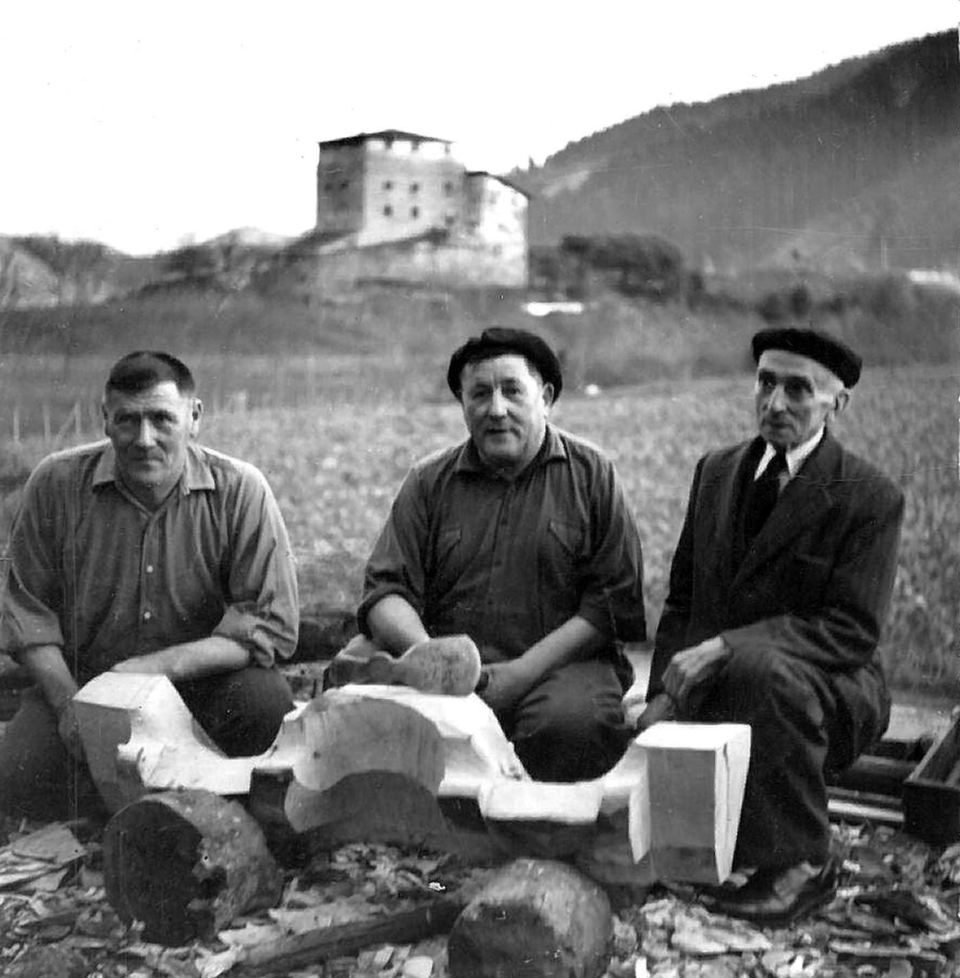 Ciprian eta Pedro Argoitia anaiak eta Kaitan Urrutia. Buztarria egiten [Argazkia]