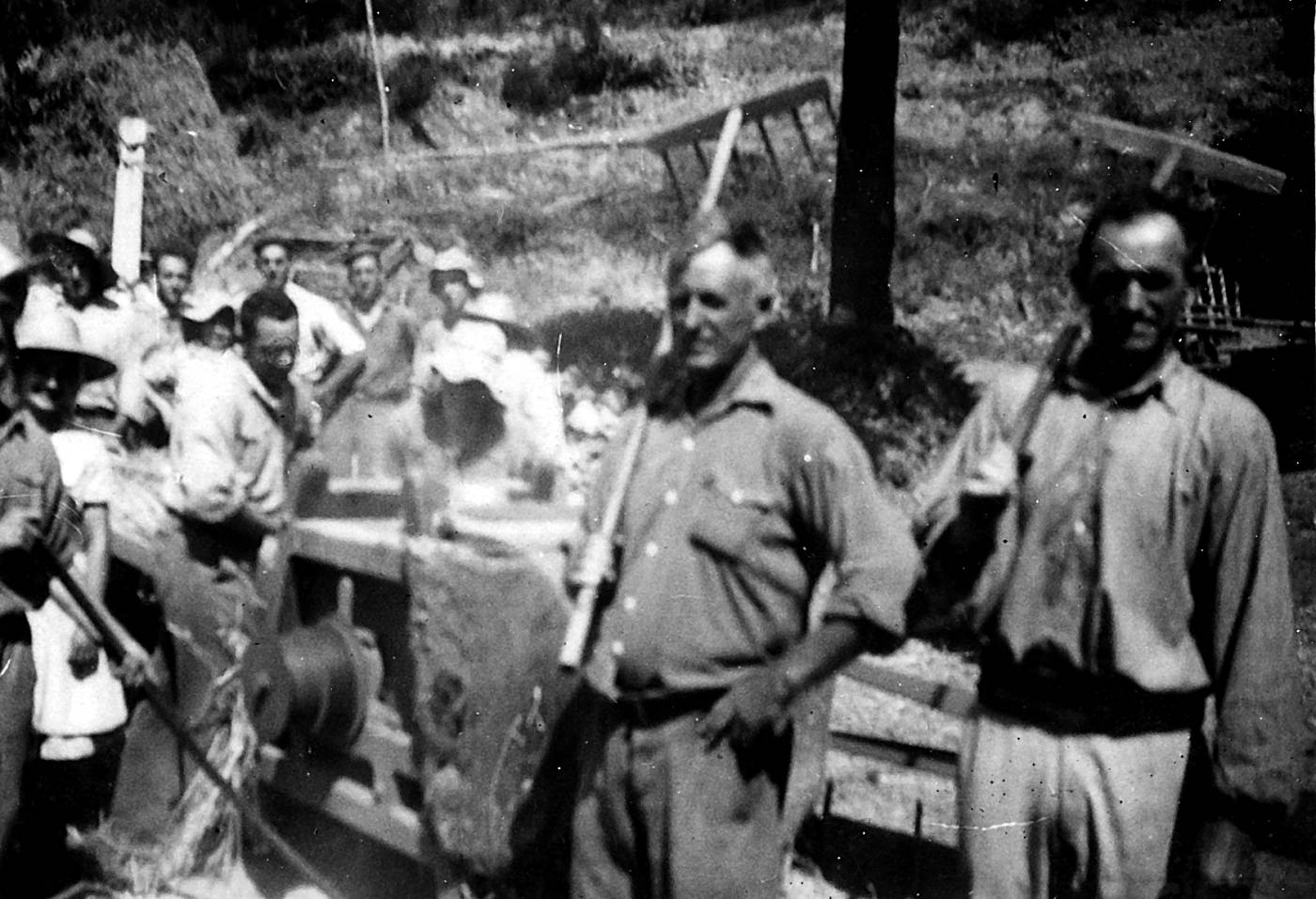 Gari-batzea. Auzolaneko gizon taldea [Argazkia]