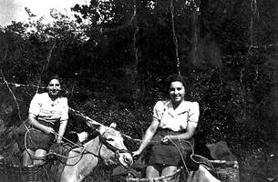 Esne saltzaileak. Paquita Elordi eta Ramona Gojenola, Ondarroako bidean