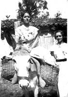 Esne saltzaileak. Maria eta Felisa Malaxetxebarria, Eguren baserri parean