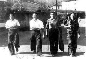 Txirriskilloneko aurrean, Bitxorio Torremintxu, Tomas Beketxe, Teodoro Elordi eta Ebaristo Altamire.