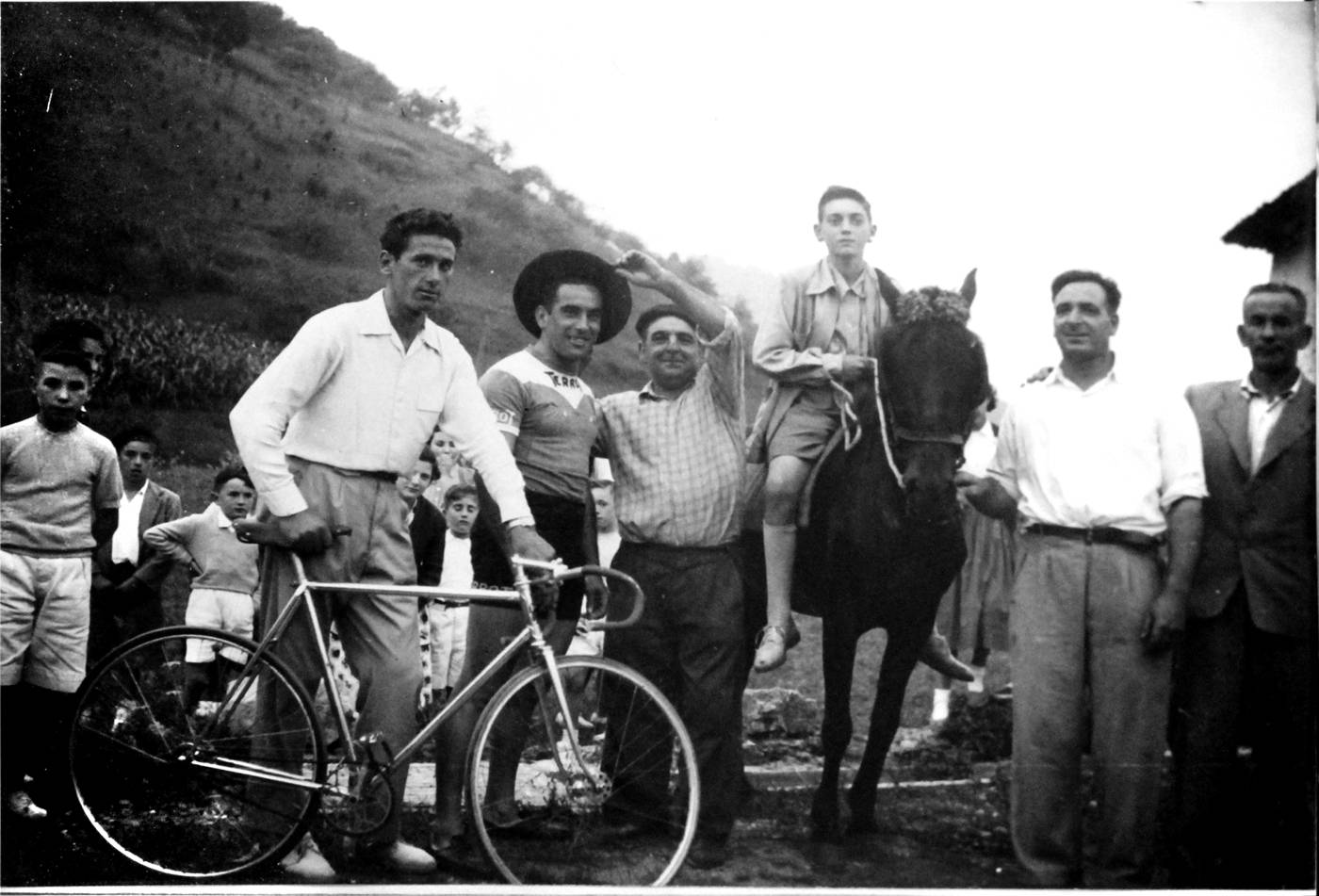 Oskar Elgezabal txirrindularia, taldeko argazkian herritarrekin [Argazkia]