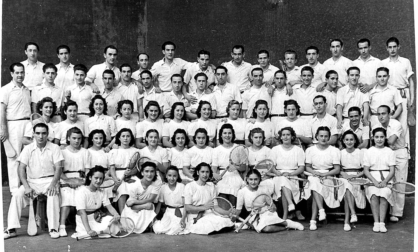 Bartzelonako frontoian, emakume erraketisten eta gizonezko pilotarien taldeko argazkia [Argazkia]