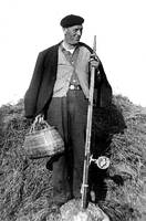 Tomas Arregi Urresti, arrantza egiteko otzara eta kanaberarekin