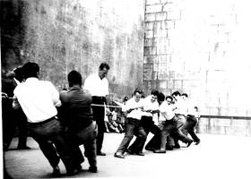 Boni Aldazabal epaile dela, hainbat herritar sokatira lehian. Herriko plazan.