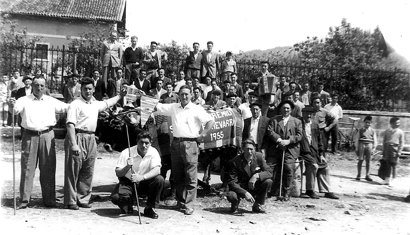 Idi-probak. Etxebarriko probak irabazitako idi parea eta inguruan herritarrak. Herriko plazan. [Argazkia]