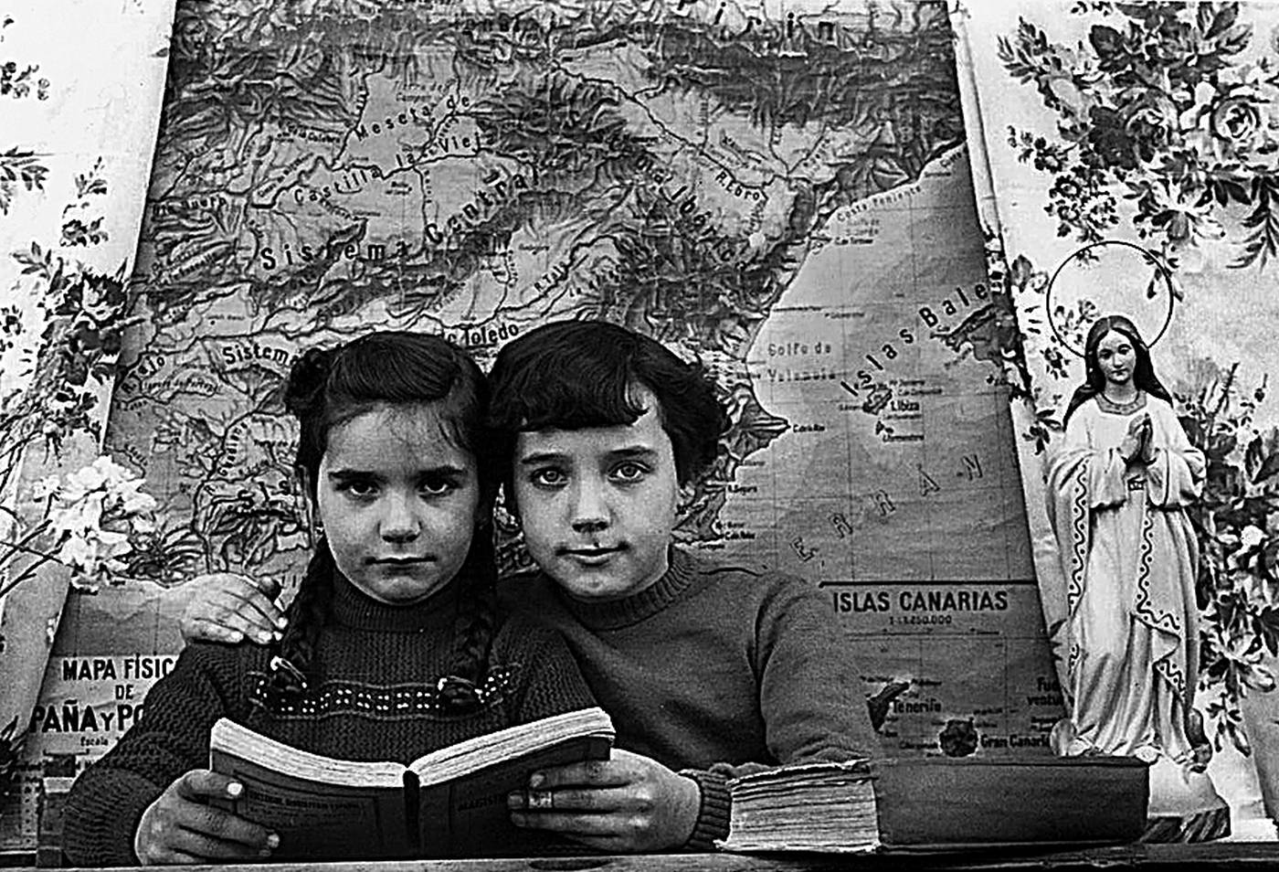 Ikasmahaian, Josefina eta Rosarito Argoitia. [Argazkia]