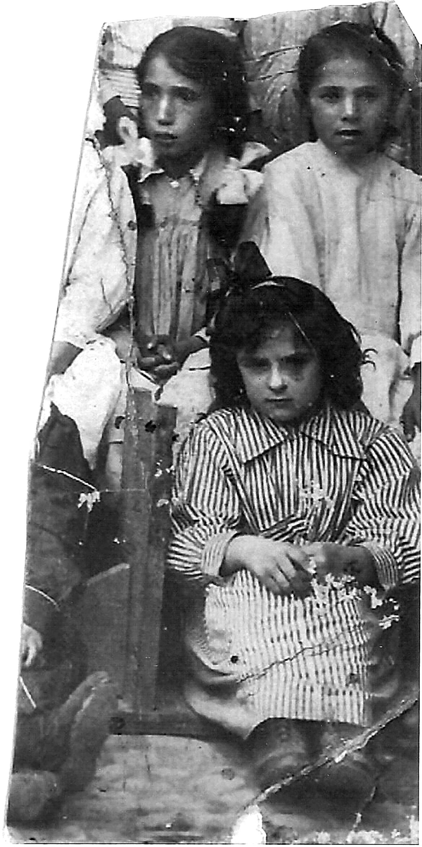 Eskolako neskatilen argazki zatia. [Argazkia]