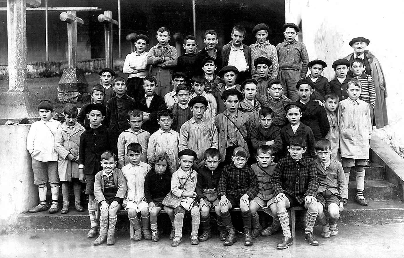 Berriatuko eskola nazionala. 1936-1937 ikasturteko mutikoen taldeko argazkia, irakaslearekin [Argazkia]