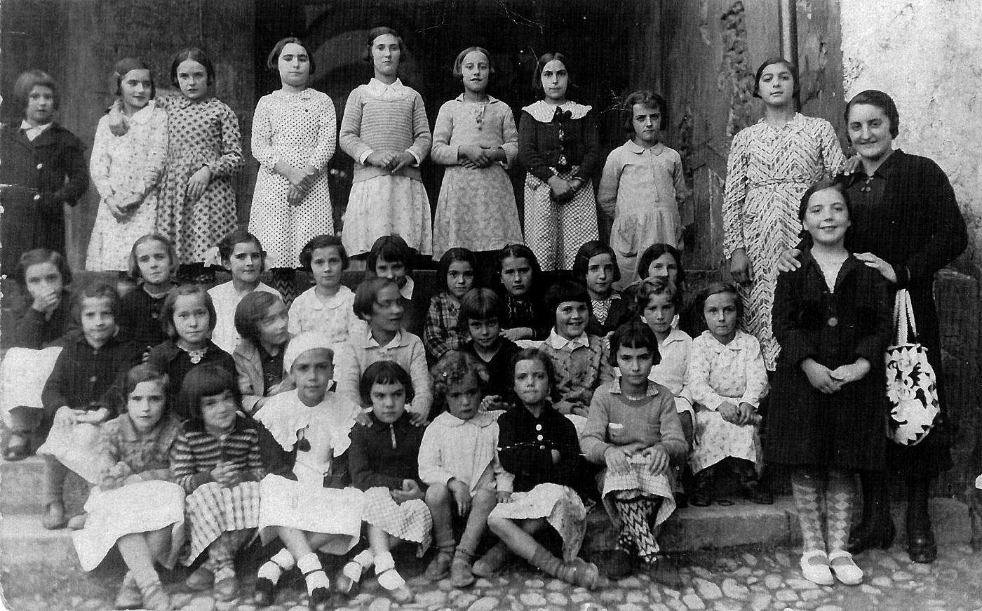 Berriatuko eskola nazionala. 1936-1937 ikasturteko neskatilen taldeko argazkia, irakaslearekin [Argazkia]