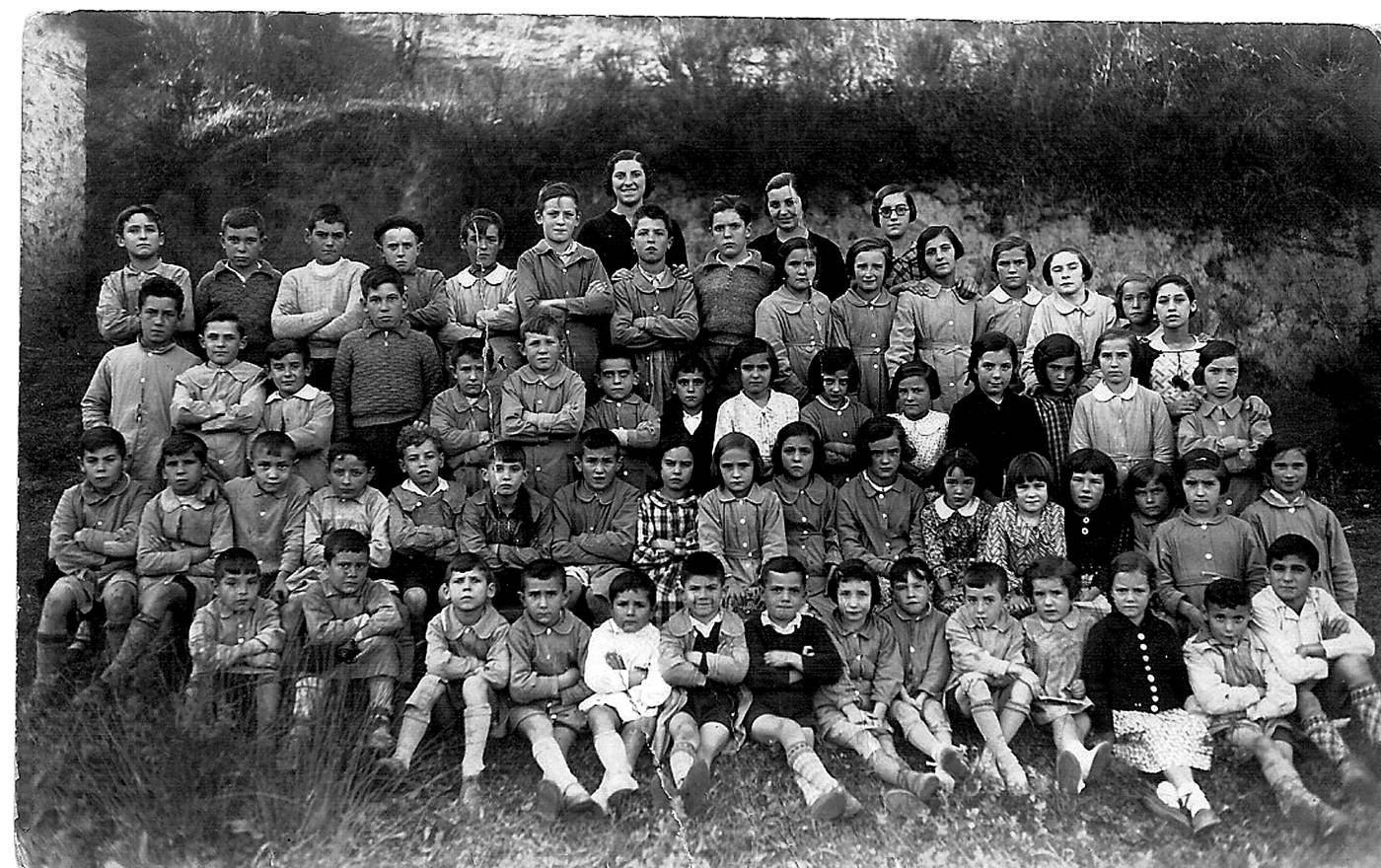 Azpiltza (Urberuaga) auzuneko ikasleen taldeko argazkia, irakaslearekin [Argazkia]