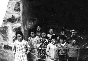 Asterrikako auzo-eskola. Neska-mutilak kamarari begira