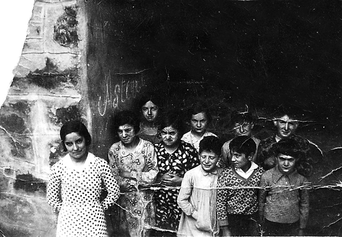 Asterrikako auzo-eskola. Neska-mutilak kamarari begira [Argazkia]