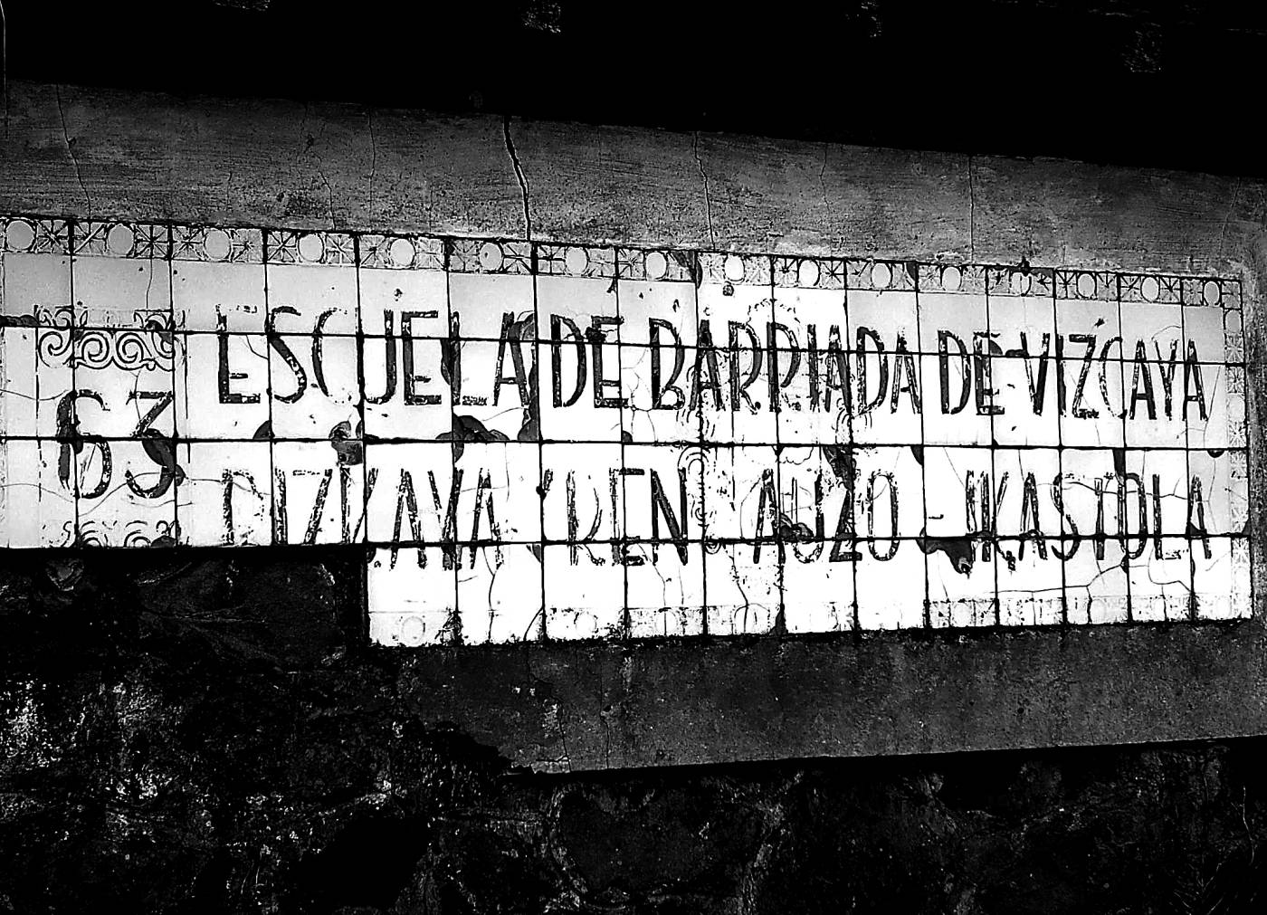 Asterrikako auzo-eskola zenaren idazkun zaharra, apurtuta: 63 Escuela de barriada de Vizcaya. Bizkaya'ren auzo-ikastola [Argazkia]