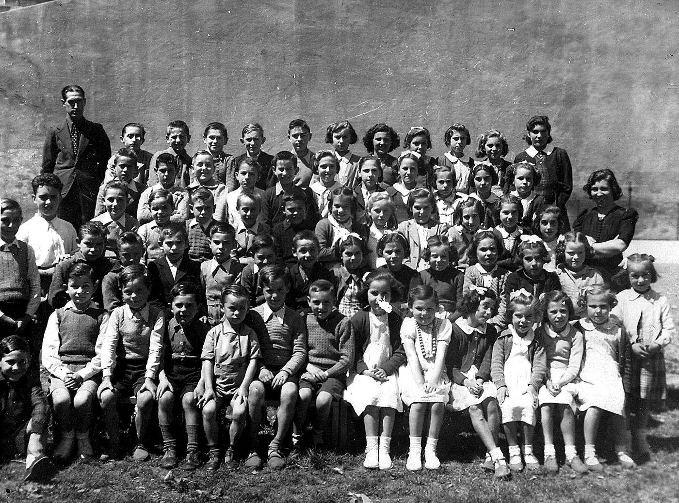 1943ko Berriatuko ikasleen taldeko argazkia, irakasleekin [Argazkia]
