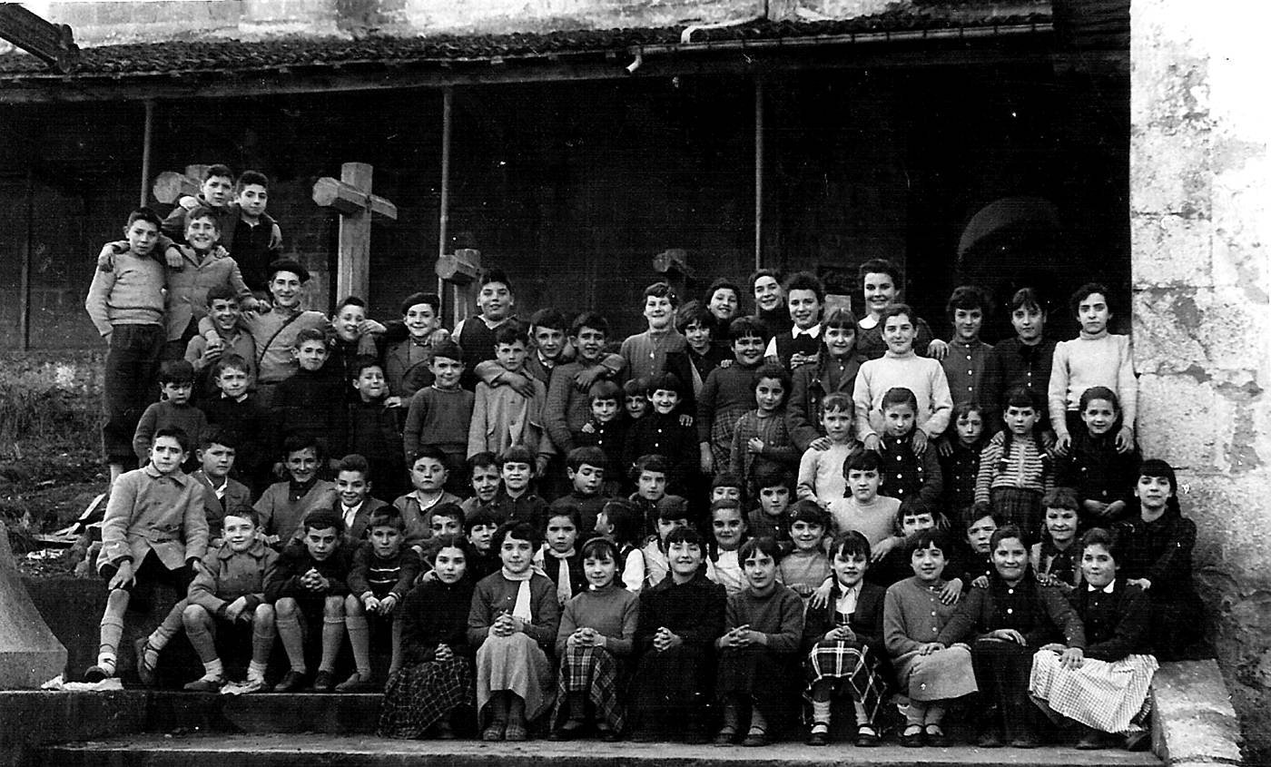 1957-1958 ikasturteko Berriatuko eskolako ikasleen taldeko argazkia, eleizako eskaileretan. [Argazkia]