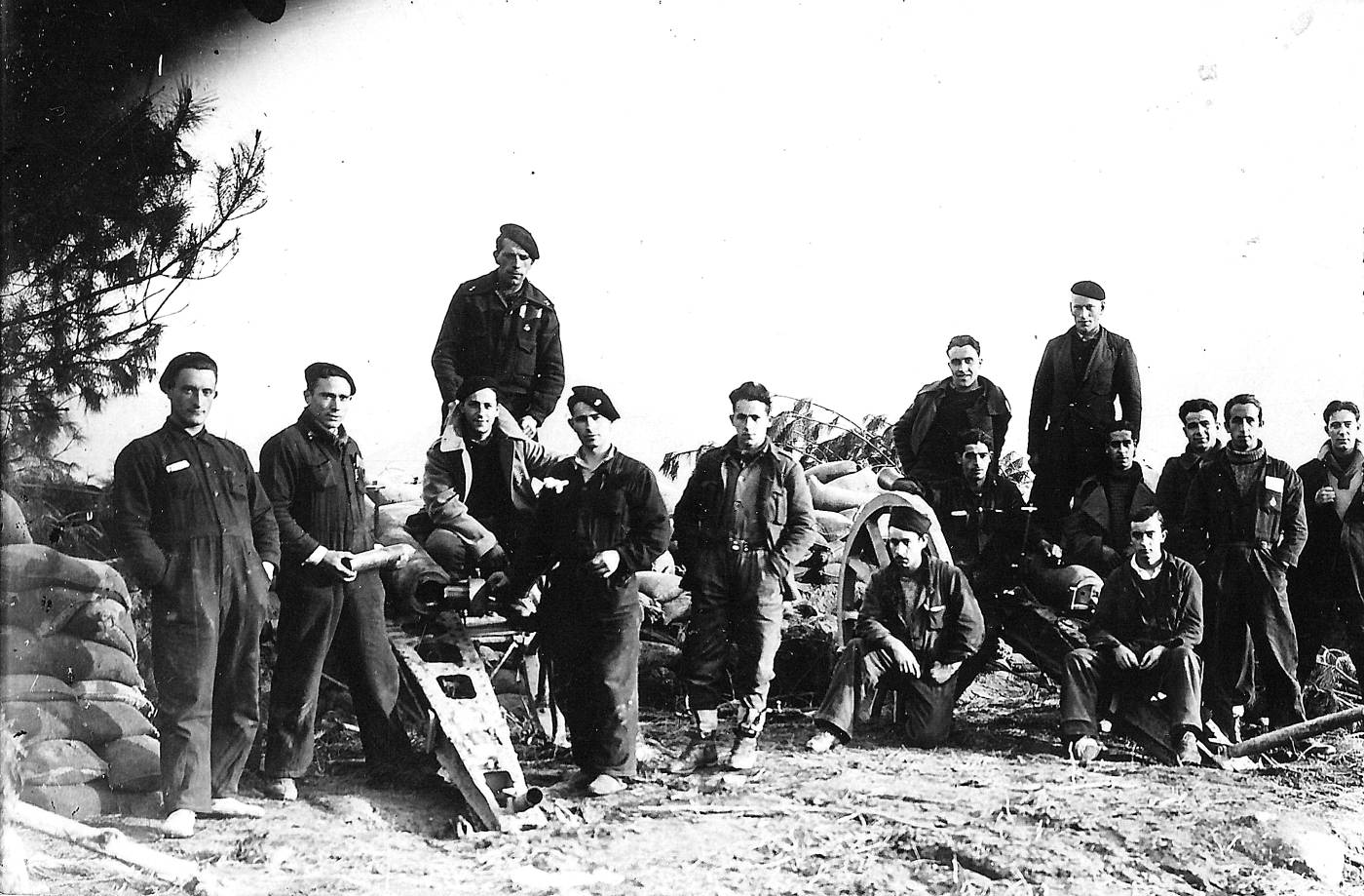 1936ko gerra.  Arana Goiri Batailoiko Leizaola konpainiako gudariak, lubakietan. [Argazkia]