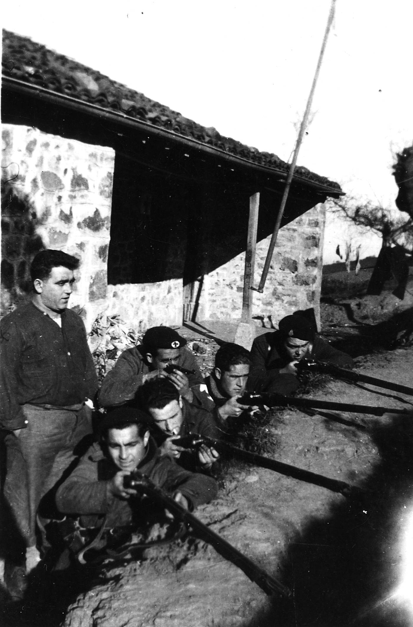 1936ko gerra. Asterrikako eskola parean gudariak eta milizianoak [Argazkia]