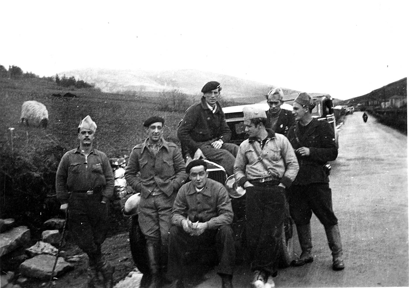 1936ko gerra. Gudariak eta milizianoak Asterrikan, bidean [Argazkia]