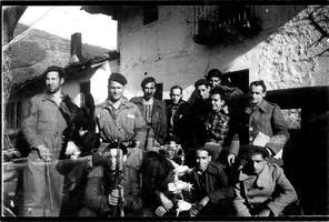 1936ko gerra. Milizianoak Berriatuan, etxe aurrean, astoarekin