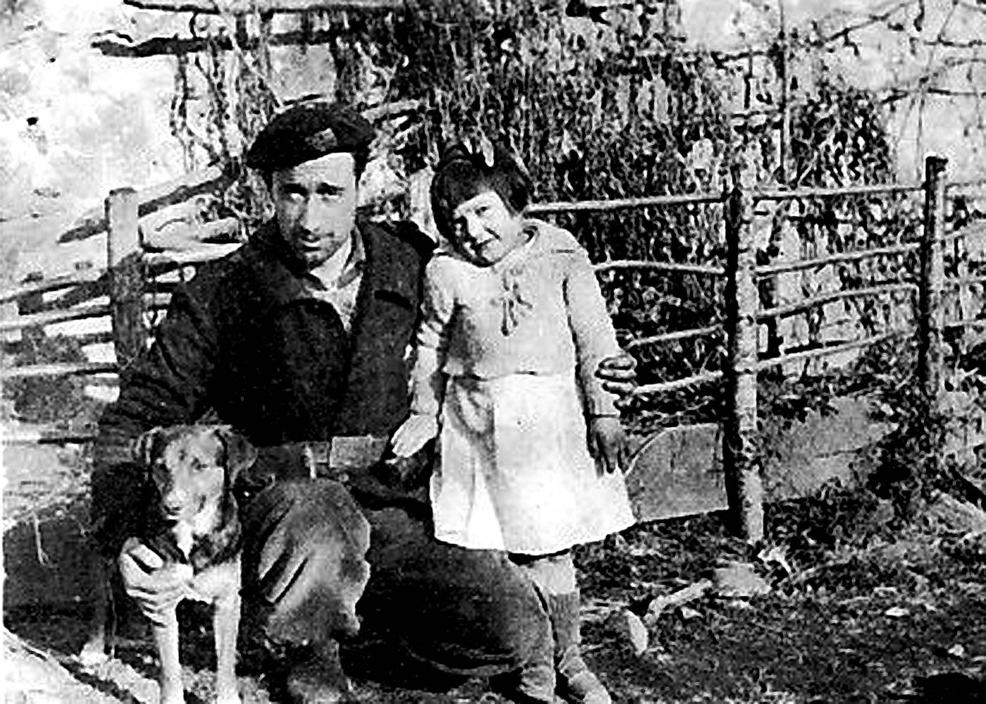 1936ko gerra.  Andonegi-Torre baserri aurrean. Daniela Iruetaguena eta Mungia Batailoiko Txorierri konpainiako gudari bat. [Argazkia]