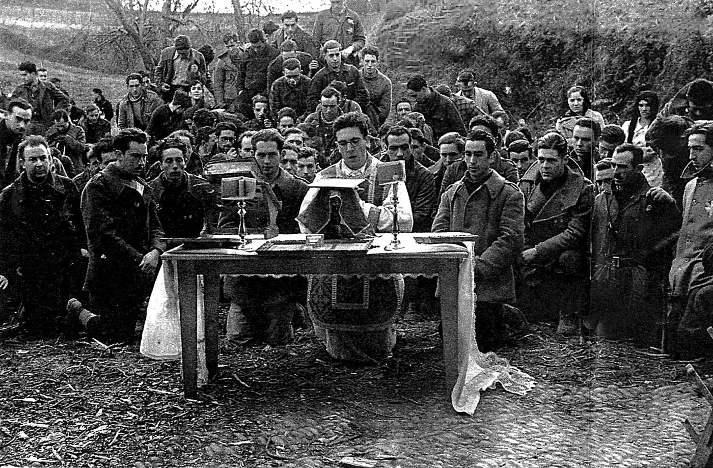 1936ko gerra. Mungia batailoiko Txorierri konpainiako gudarien meza, Alipasolo baserri aurrean, Asterrikan. [Argazki bilduma]