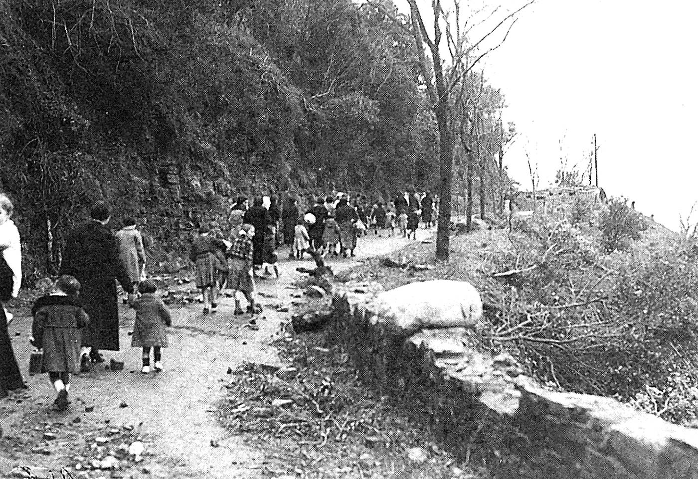 1936ko gerra. Emakumeak eta umeak ihesi oinez, Ondarroatik Lekeitiorako errepidean. [Argazkia]