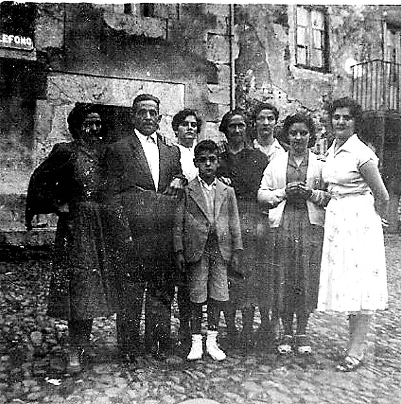 Amorotoko jaiak. Santi Zabala eta Timotea Telleria euren seme-alabekin. [Argazkia]