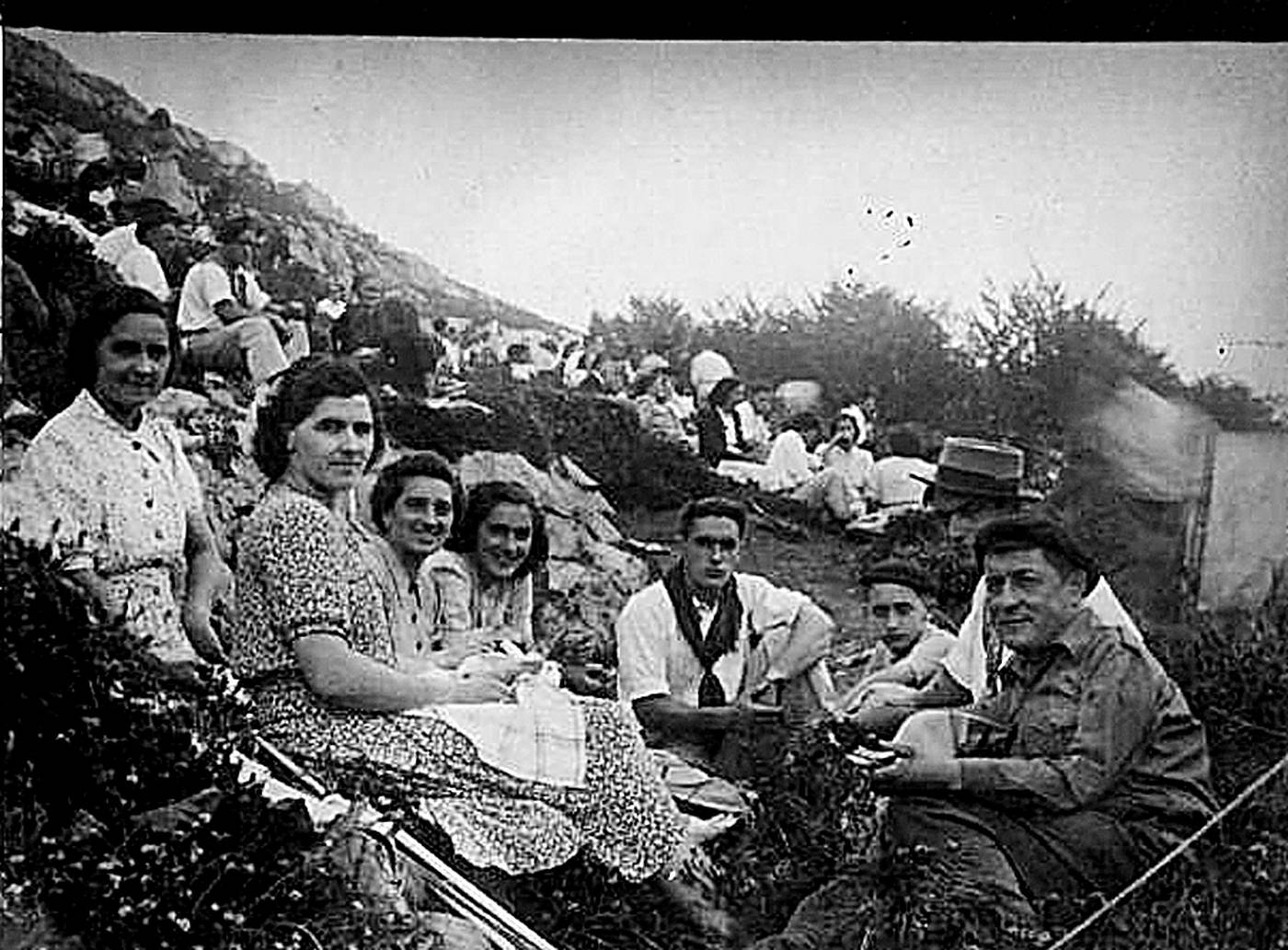 Santa Eufemin. Pedro Argoitia Buztarri eta bere lobak: Lorenza, Angeles, Juana, Josefa, Patxi, Pedro eta beste lagun bat. [Argazkia]