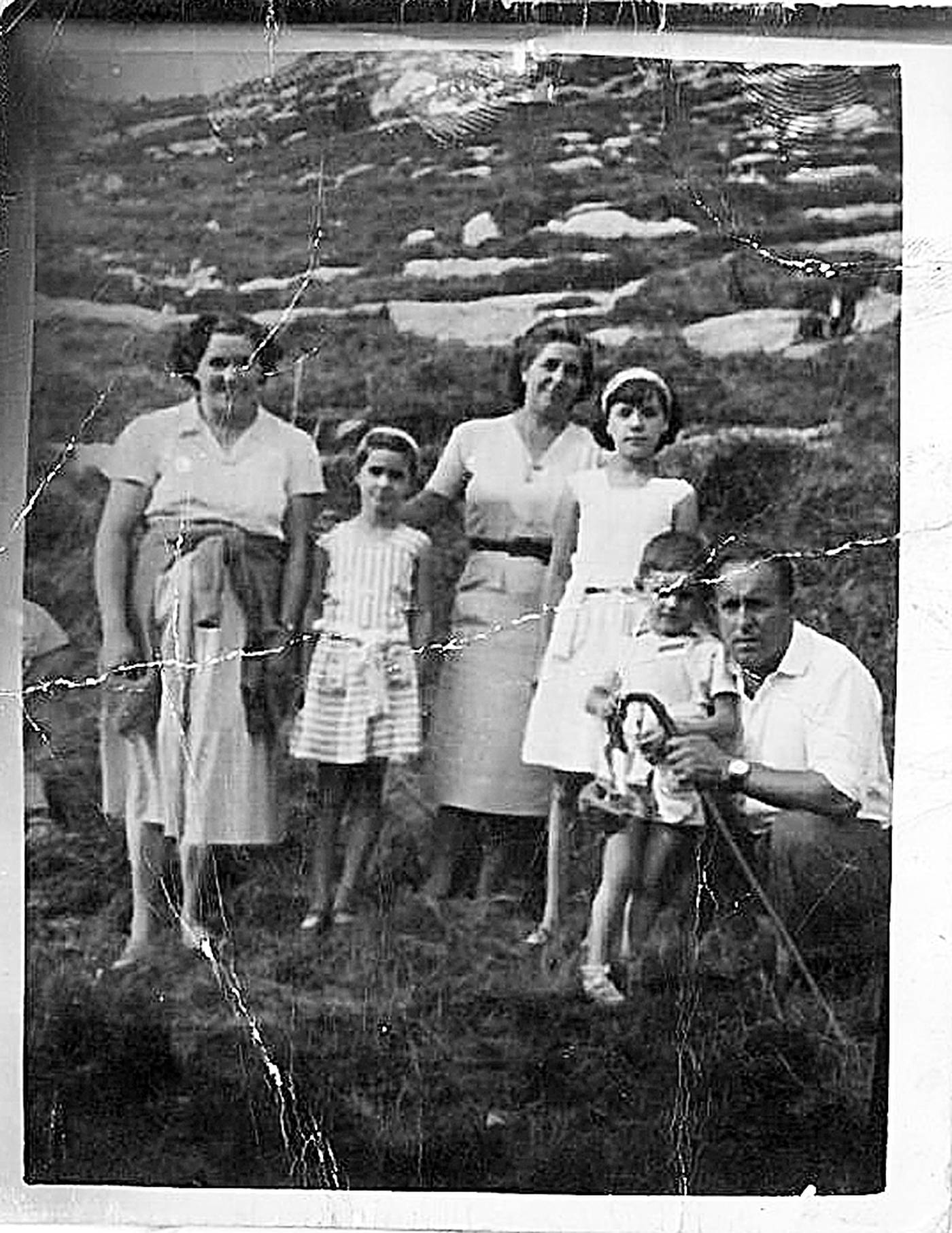 Santa Eufemin. Josefa Argoitia, Jose Mari Galdos eta euren seme Ramon. Erdian, Paquita Elordi eta bere alabak Josefina eta Rosarito [Argazkia]