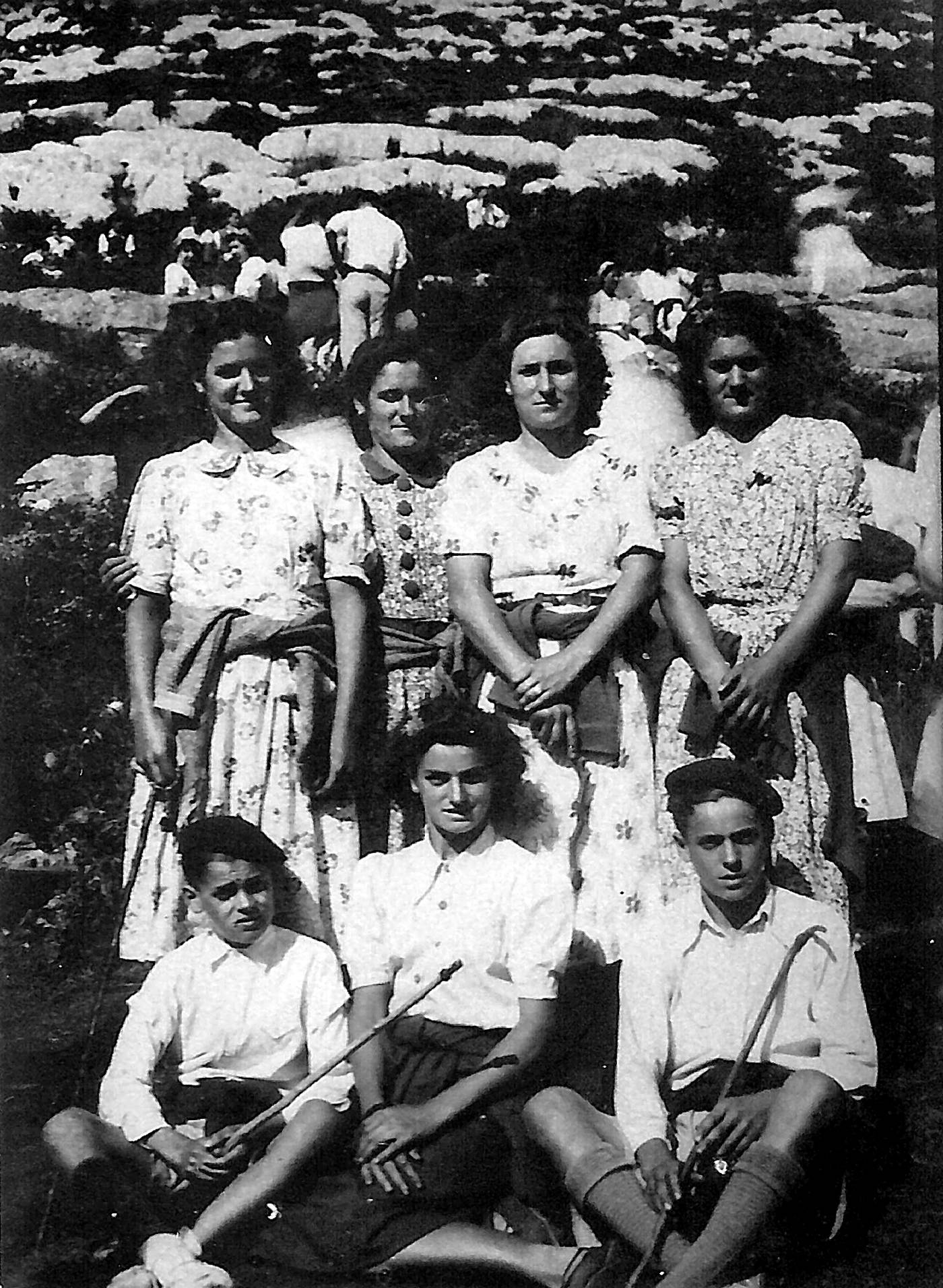 Santa Eufemin. Zeletako anai-arrebak. Zutik: Fernanda, Kontxa, Mari eta Josefa Inazia. Jesarrita: Inazio, Pilar eta Juan. [Argazkia]