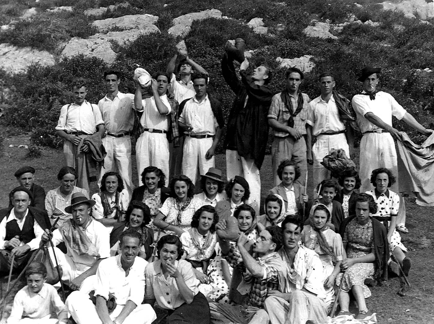 Santa Eufemian, gazte talde handi baten argazkia [Argazkia]