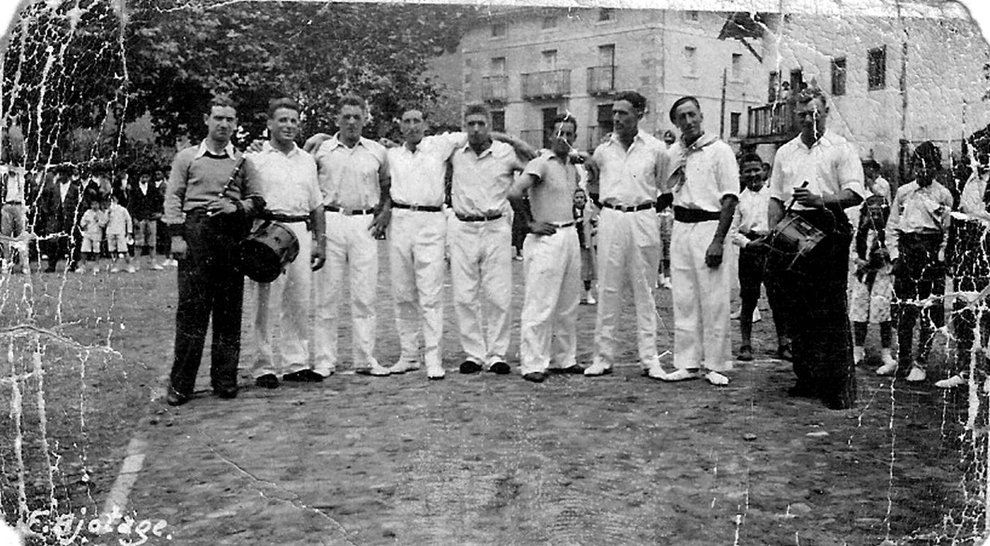 Berriatuko plazan dantzariak, txistulari eta tabolindunarekin, taldeko argazkia [Argazkia]