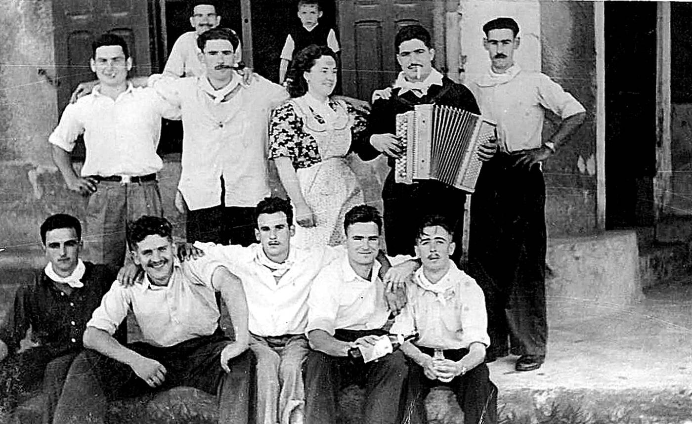 Kinto bazkaria. Patxiko Lino etxe aurrean, soldadutzara joan aurreko jaia. Taldeko argazkia, soinujolearekin. [Argazkia]