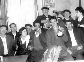 Ondarroako Iparragirre tabernan, jaia. Soinujolearekin