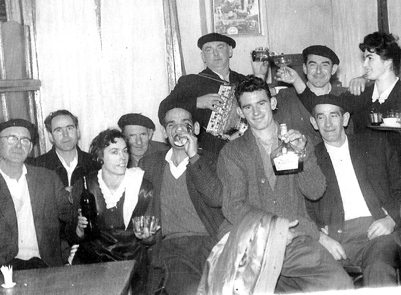Ondarroako Iparragirre tabernan, jaia. Soinujolearekin [Argazkia]