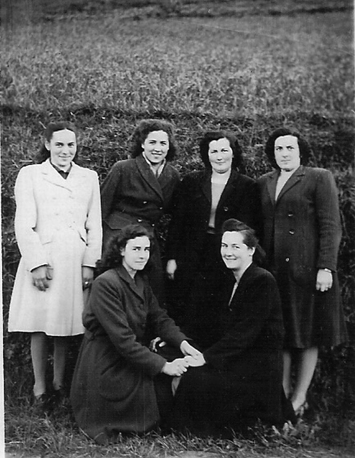 Neska gazteak, taldeko argazkia [Argazkia]