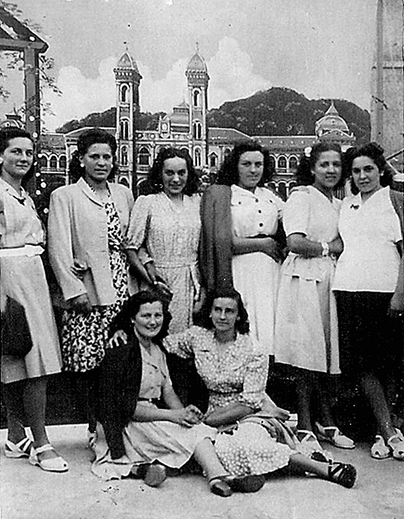 Markinako Karmengo festak. Neska gazte taldea gezurretako paisaje baten aurrean [Argazkia]