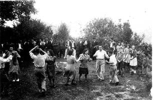 Madalena auzoko festak. Erromerian, dantzan, eta inguruan begira.