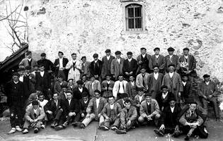 Asterrikako ermitan abenduaren 26an zerga-bilketan Serotetxe baserrira joandakoen taldeko argazkia: Berriatu, Mendexa, Lekeitio eta Markinako errentadoreak. Ugazaba: Solano familia.