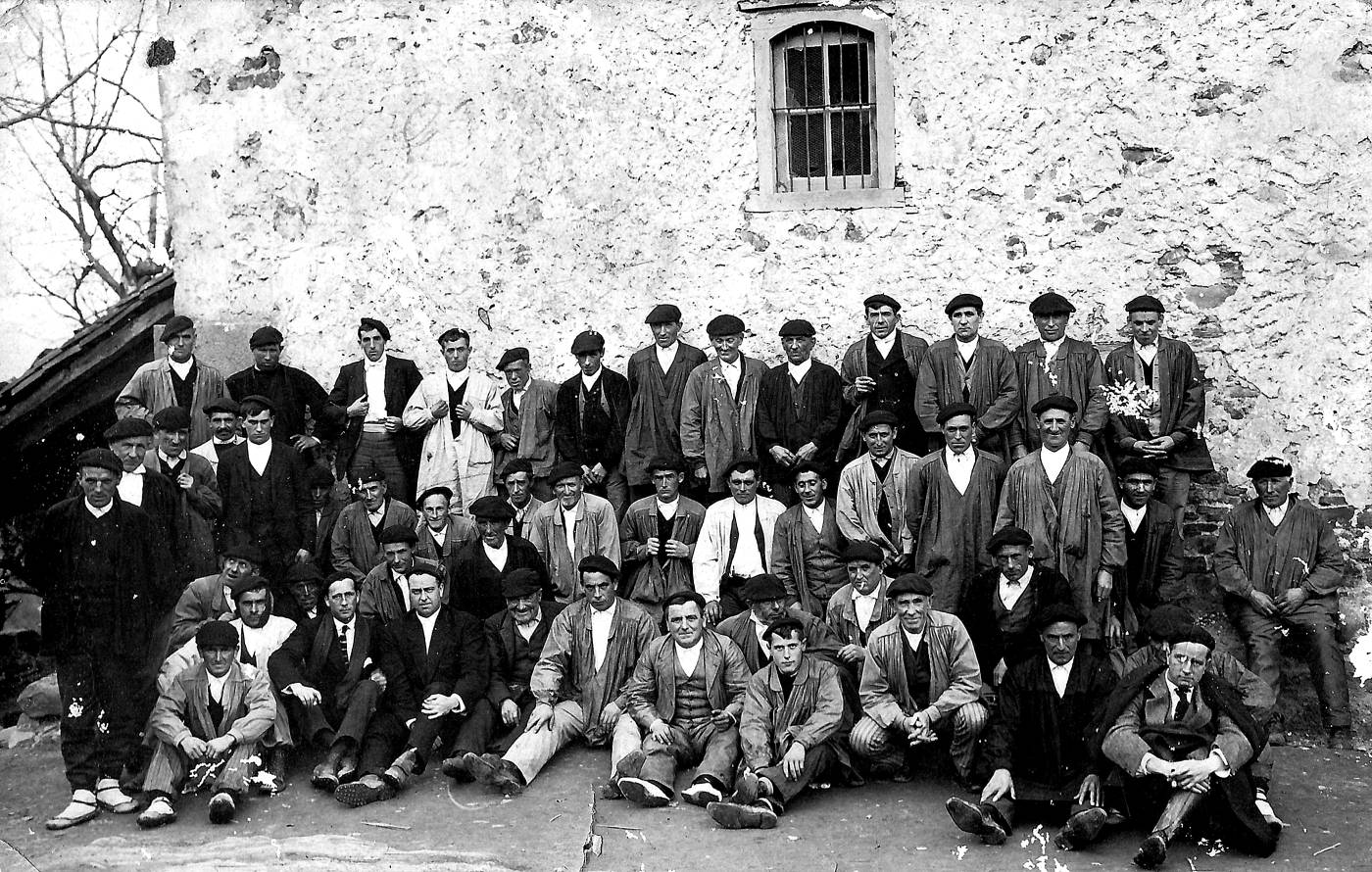 Asterrikako ermitan abenduaren 26an zerga-bilketan Serotetxe baserrira joandakoen taldeko argazkia: Berriatu, Mendexa, Lekeitio eta Markinako errentadoreak. Ugazaba: Solano familia. [Argazkia]