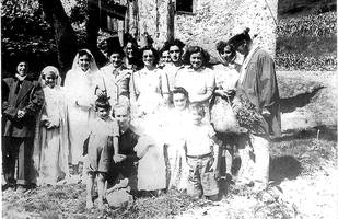 Antzerkia egin dutenen taldeko argazkia