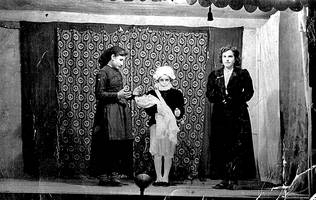 Oholtza gainean antzezten