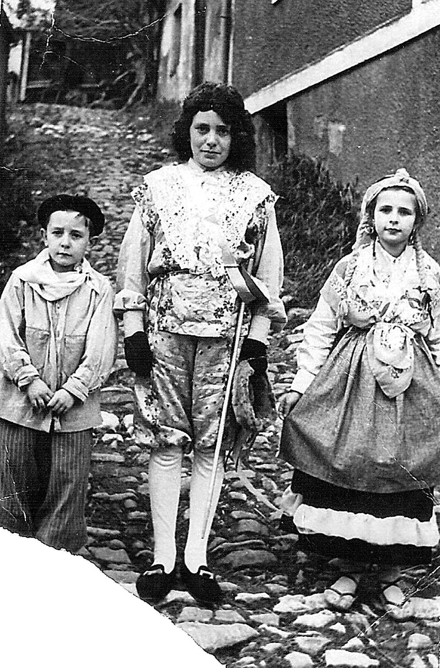 Antzerkia egin duten umeak, jantzita [Argazkia]