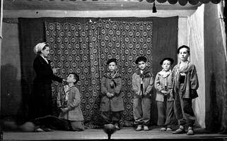 Antzerkia egiten, oholtzan, umeak