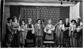 Oholtza gainean, antzerkia egin duten umeen taldeko argazkia