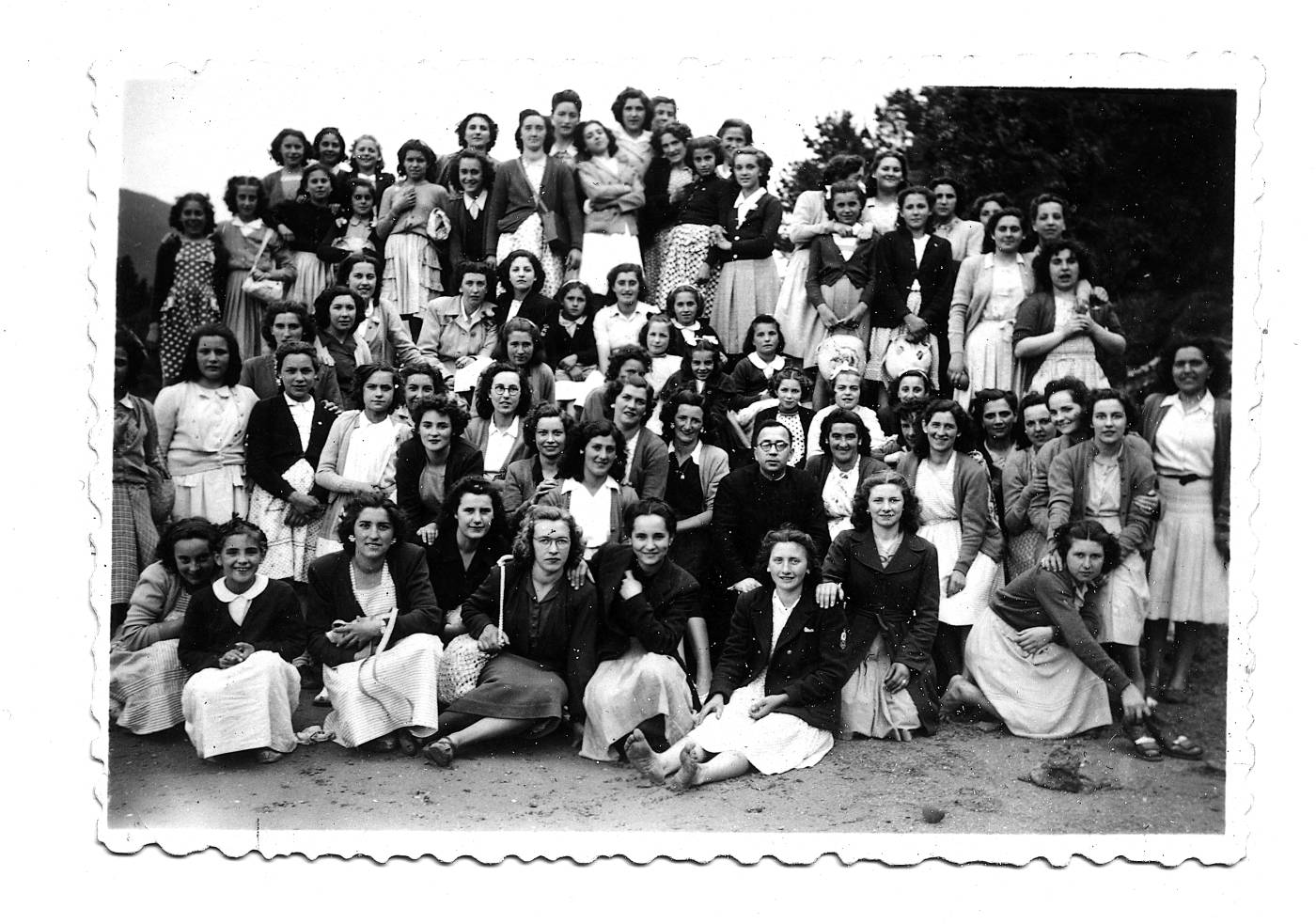 Arantzazun gogo-jardunak. Neska gazte talde handi bat [Argazkia]